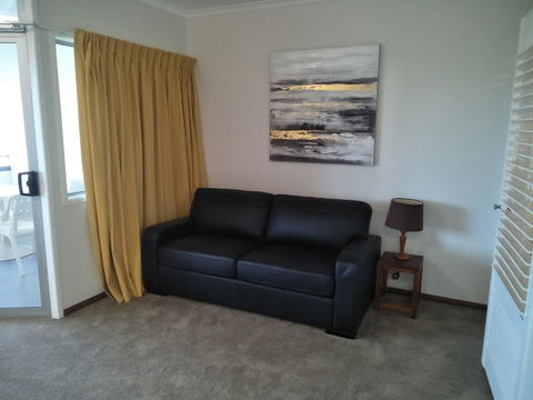 Airlie Seaview Apartments - E Caravan Parks 14