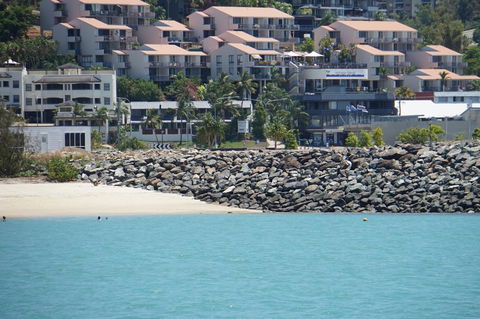 Airlie Seaview Apartments - E Caravan Parks 1