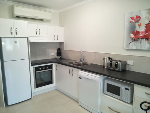 Airlie Seaview Apartments - E Caravan Parks 13