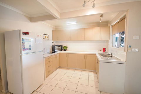 Airlie Apartments - E Caravan Parks 6
