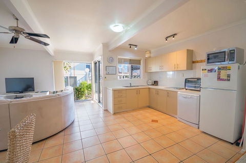 Airlie Apartments - E Caravan Parks 12