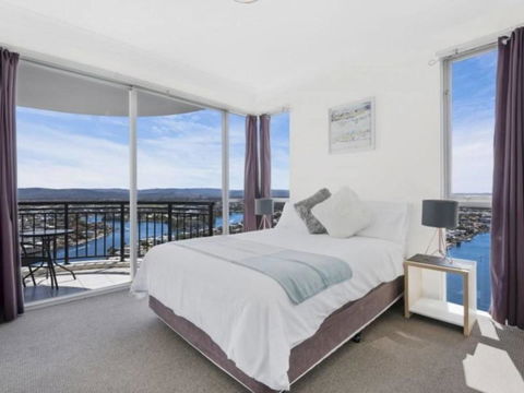 Beach Stay - Ocean & Riverview Resort Chevron Renaissance Central Surfers Paradise - E Caravan Parks 1