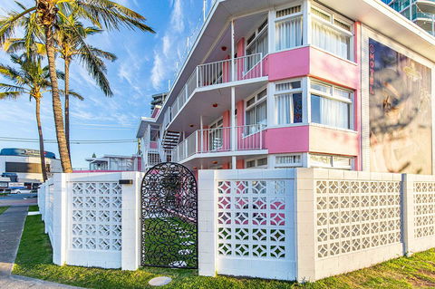 The Pink Hotel Coolangatta - E Caravan Parks 1