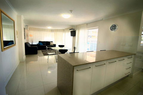 Grosvenor Beachfront Apartments Surfers Paradise - E Caravan Parks 3