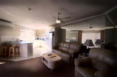 Grosvenor Beachfront Apartments Surfers Paradise - E Caravan Parks 9