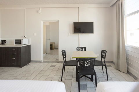 Nightcap At Emerald Star Hotel - E Caravan Parks 29