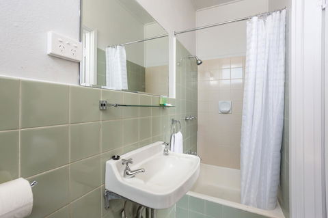 Nightcap At Emerald Star Hotel - E Caravan Parks 2