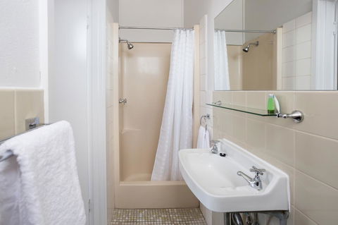 Nightcap At Emerald Star Hotel - E Caravan Parks 27