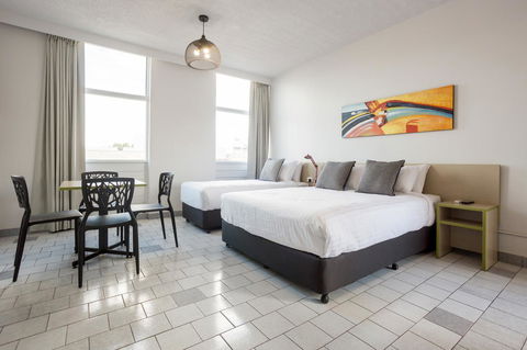 Nightcap At Emerald Star Hotel - E Caravan Parks 3