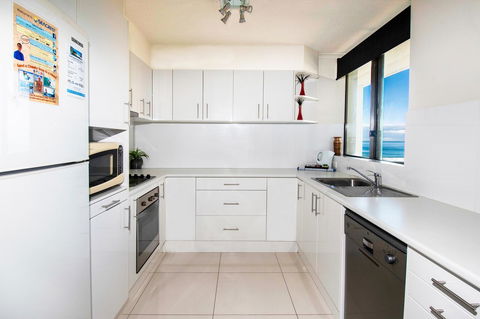 Seacrest Beachfront Apartments Surfers Paradise - E Caravan Parks 23