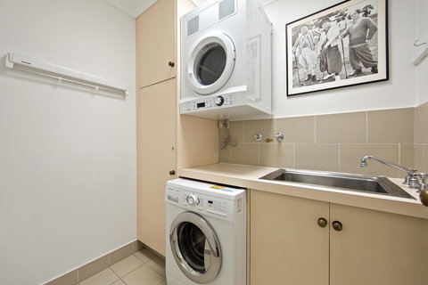 Montipora Unit 3 - In The Heart Of Airlie, Wi-fi And Netflix - E Caravan Parks 9