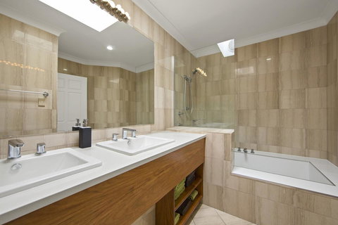 Montipora Unit 3 - In The Heart Of Airlie, Wi-fi And Netflix - E Caravan Parks 8