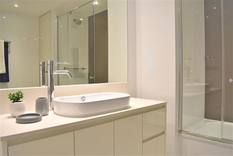 Gold Coast Private Apartments - H Residences, Surfers Paradise - E Caravan Parks 13