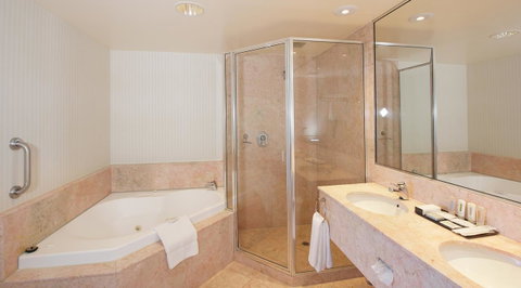 Crowne Plaza Surfers Paradise, An IHG Hotel - E Caravan Parks 17