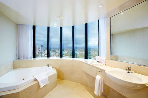 Crowne Plaza Surfers Paradise, An IHG Hotel - E Caravan Parks 41