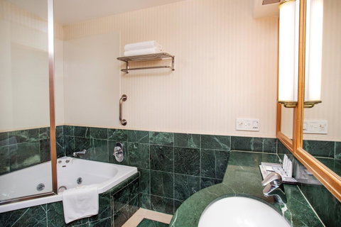Crowne Plaza Surfers Paradise, An IHG Hotel - E Caravan Parks 23