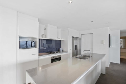 Circle On Cavill, Apartments And Sub Penthouses - We Accommodate - E Caravan Parks 18
