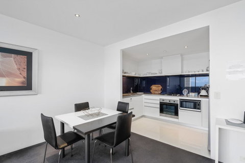 Circle On Cavill, Apartments And Sub Penthouses - We Accommodate - E Caravan Parks 5