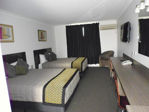 Burke & Wills Motor Inn - E Caravan Parks 24