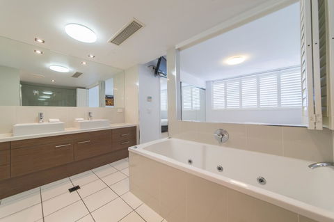 Echelon Apartments Yeppoon - E Caravan Parks 9