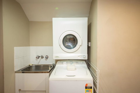 Cosmopolitan Motel & Serviced Apartments - E Caravan Parks 23