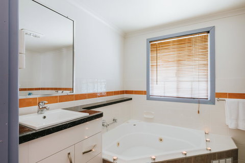 Apple Blossom Cottages - E Caravan Parks 9