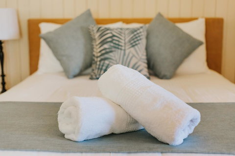 Apple Blossom Cottages - E Caravan Parks 12