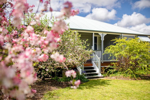 Apple Blossom Cottages - E Caravan Parks 1