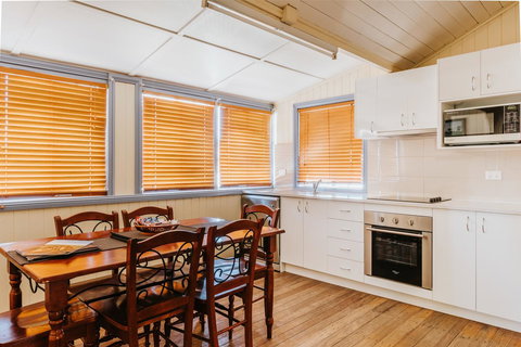 Apple Blossom Cottages - E Caravan Parks 7