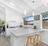 Beautiful Home- Walk to Beach-Short drive to Noosa - E Caravan Parks
