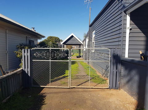 Welcome Stranger Cottage - E Caravan Parks 2