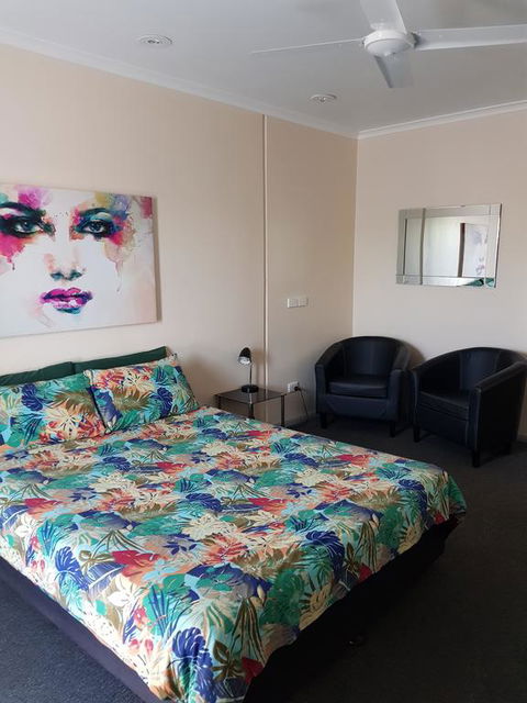Wentworth Central Motor Inn - E Caravan Parks 3