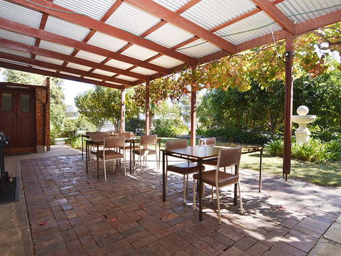 Wentworth Central Motor Inn - E Caravan Parks 1