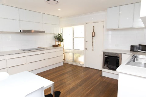 White Beach Cottage - E Caravan Parks 1