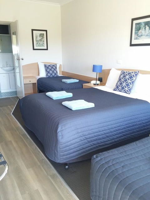 White Manor Motel - E Caravan Parks 2