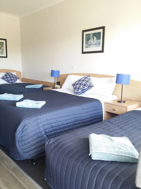 White Manor Motel - E Caravan Parks 3