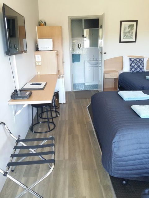 White Manor Motel - E Caravan Parks 1