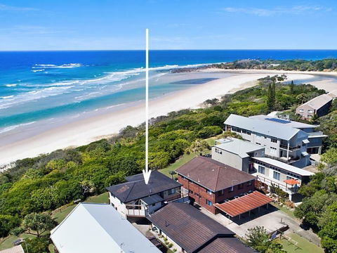White Waves On The Beach - E Caravan Parks 2