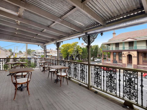 William Arnott Hotel - E Caravan Parks 1