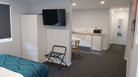 Wynnum Anchor Motel - E Caravan Parks 1