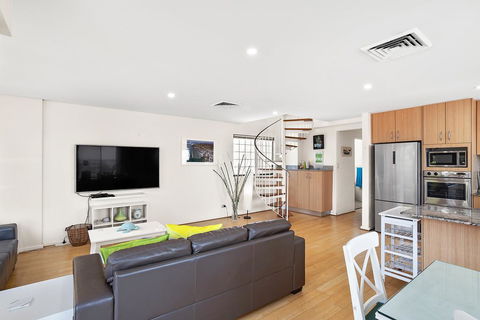Yacaaba Terrace, Unit 9, 3 Yacaaba Street - E Caravan Parks 3