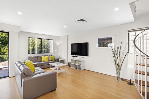 Yacaaba Terrace, Unit 9, 3 Yacaaba Street - E Caravan Parks 2
