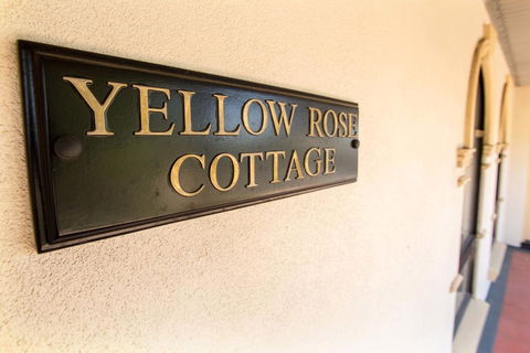 Yellow Rose Cottage - E Caravan Parks 3