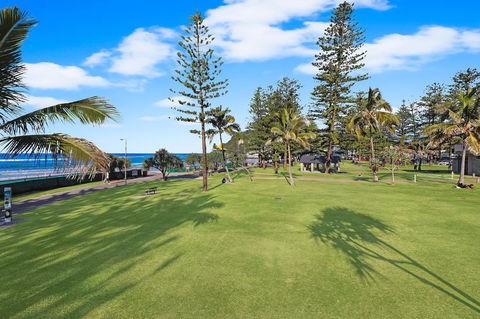Pacific Regis Beachfront Holiday Apartments - E Caravan Parks 15