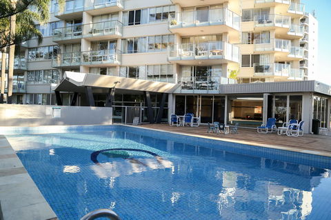 Pacific Regis Beachfront Holiday Apartments - E Caravan Parks 9