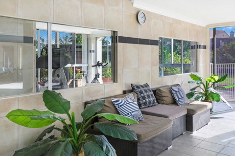 Pacific Regis Beachfront Holiday Apartments - E Caravan Parks 7