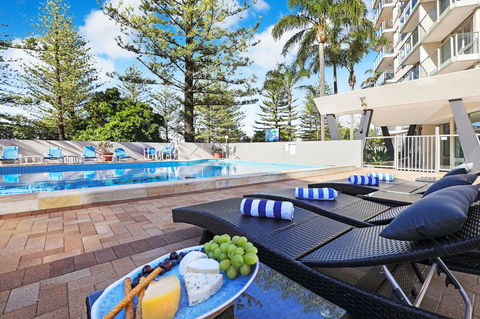 Pacific Regis Beachfront Holiday Apartments - E Caravan Parks 1