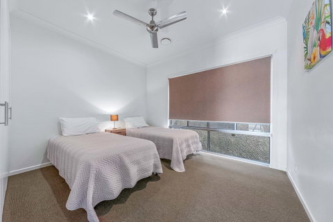 Viewpoint Holiday Home - Cannonvale - E Caravan Parks 10