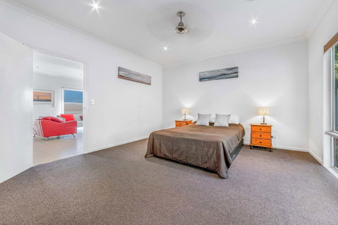 Viewpoint Holiday Home - Cannonvale - E Caravan Parks 12