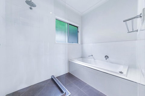 Viewpoint Holiday Home - Cannonvale - E Caravan Parks 14